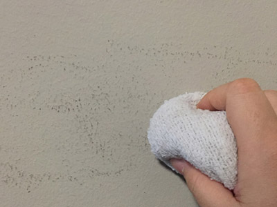 乳胶漆墙面弄脏了怎样轻松去除污渍？