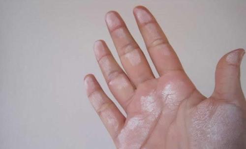 白色乳胶漆墙面掉白是怎么回事？