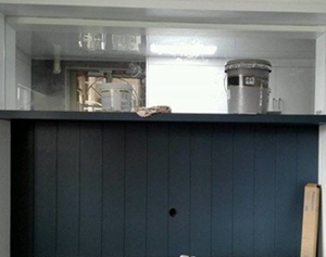 灰蓝色实木护墙板凸显大荷水性木器漆效果